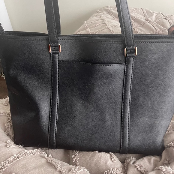 Jet Set Medium Saffiano Leather Top-Zip Tote Bag - Picture 3 of 14